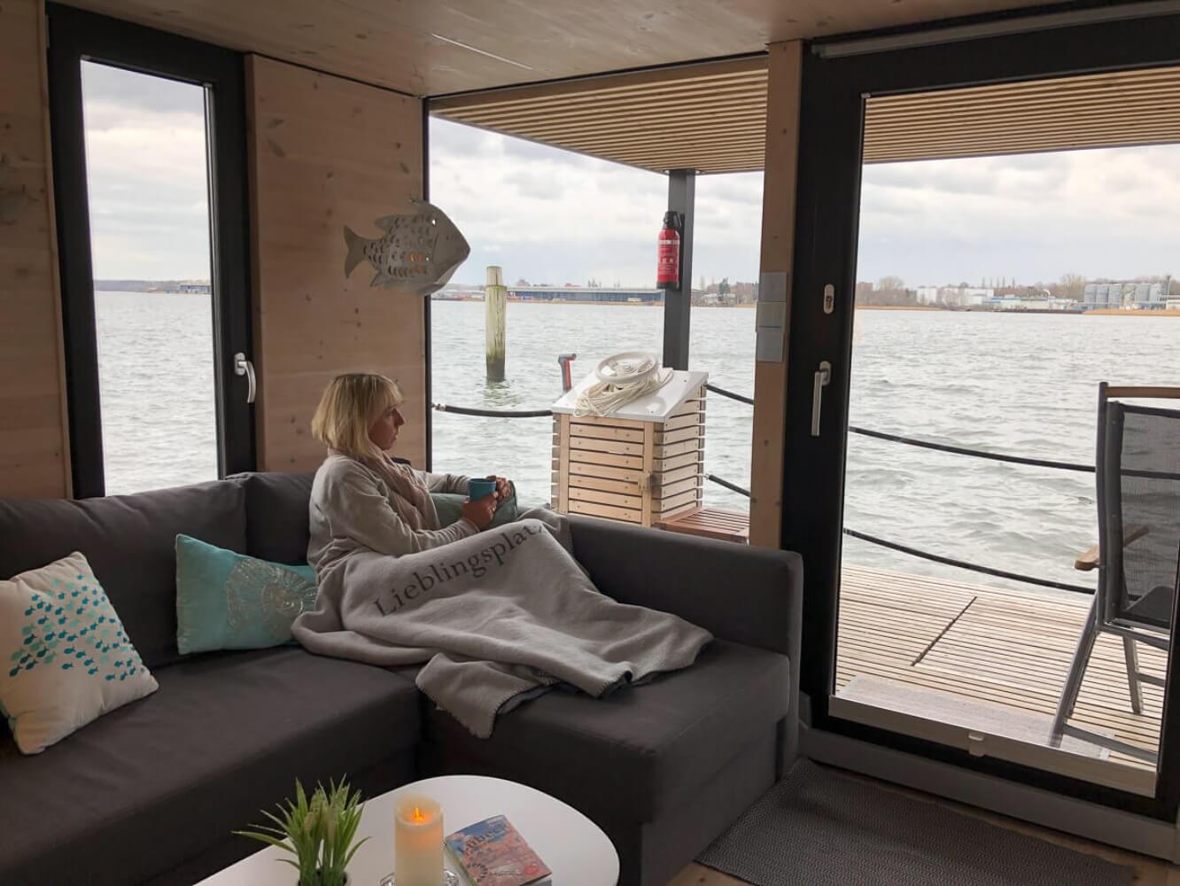 Auszeit vom Alltag finde ich regelmäßig in ungewöhnlichen Übernachtungsmöglichkeiten. Ob Wasserturm, Baumhaus oder wie hier im Hausboot
