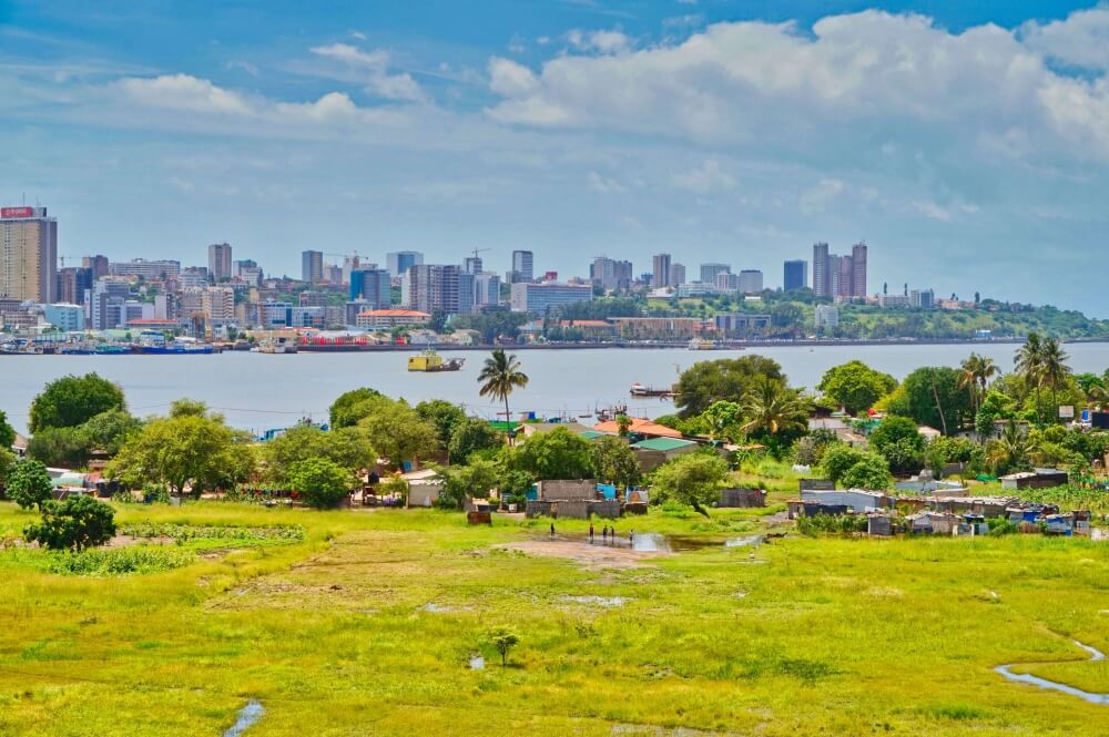 Maputo die Hauptstadt Mosambiks ist voller Kontraste. Der Blick bietet sich einem von der neuen Maputo-Katembe-Bridge. Marie konnte durch die Exkursion mit der Uni die Baustelle dieser gigantischen Brücke besuchen und zu Fuß überqueren. Ein einmaliges Erlebnis, denn nach Fertigstellung wird die Brücke nur für Autos passierbar sein.