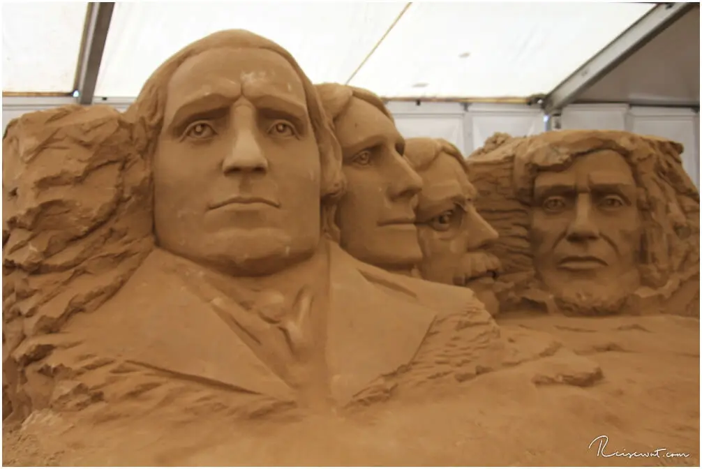 Die wohl bekanntesten in Sand modellierten vier Köpfe der USA