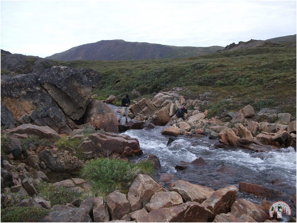 Auch kleinere Flussüberquerungen gehören unterwegs mit dazu auf dem Arctic Circle Trail