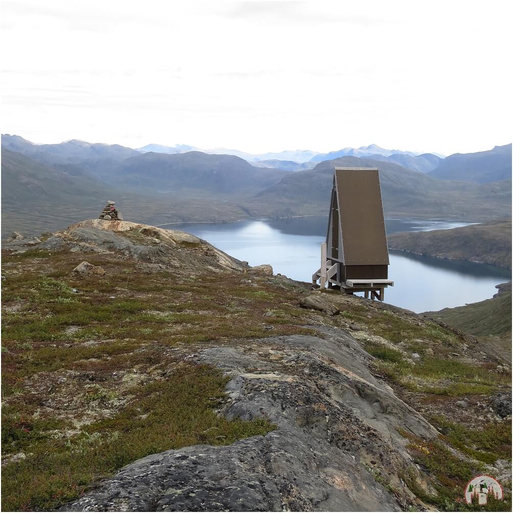 Klohäuschen auf dem Arctic Circle Trail mit grandioser Aussicht
