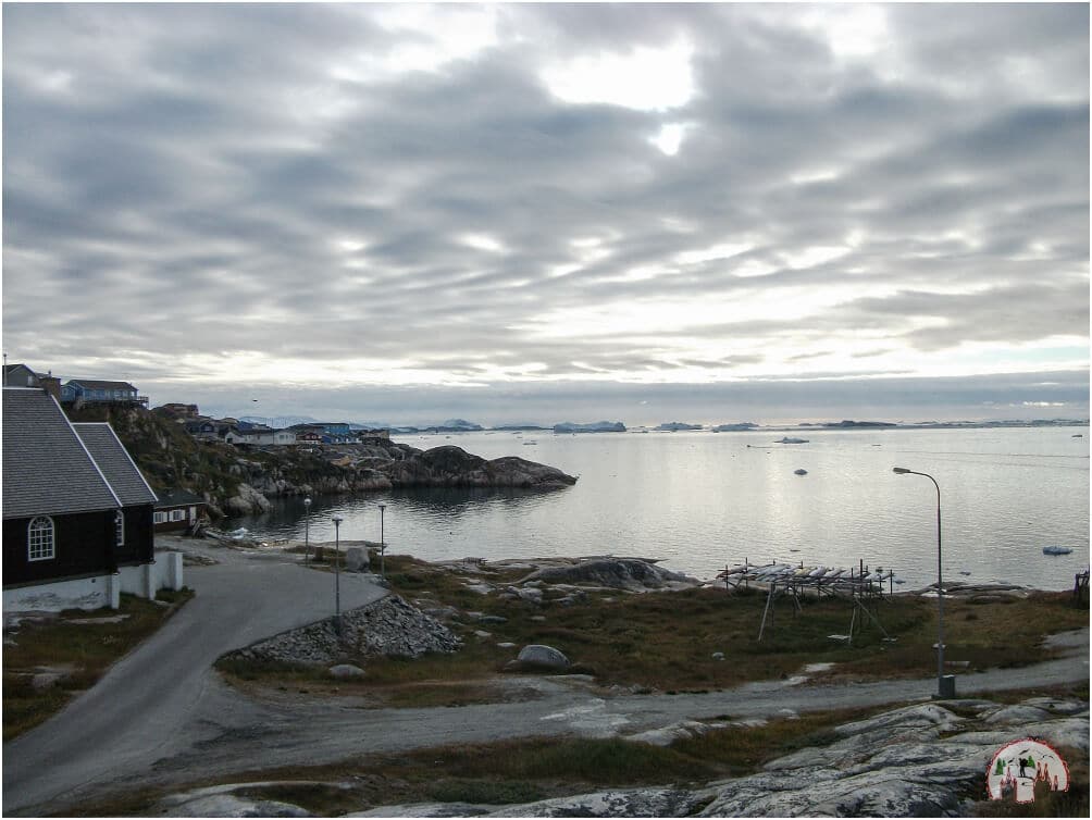 Bunte Haeuser und Eisberge in Ilulissat
