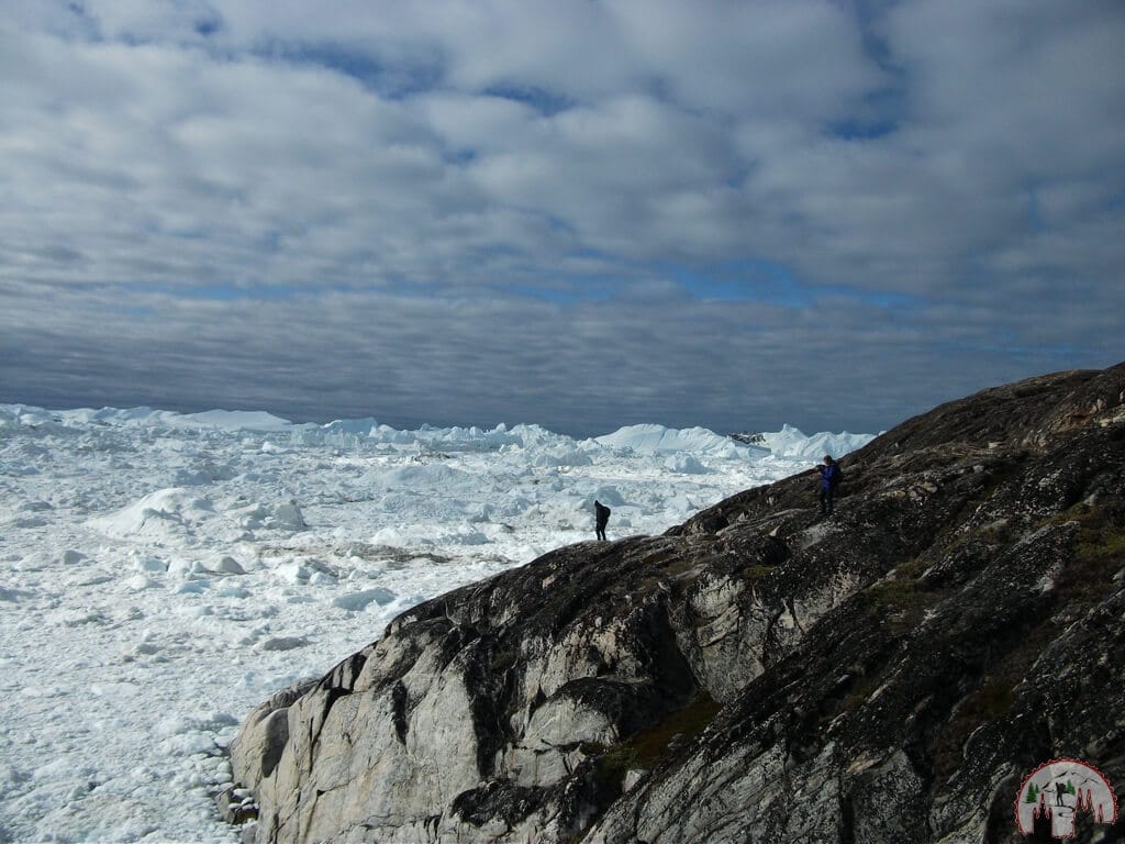 Touristen am Ilulissat Eisfjord in Groenland