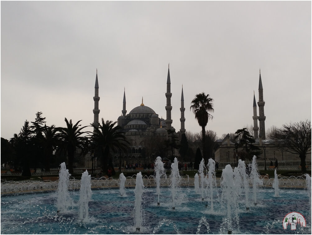 Der Blick vom Brunnen zur blauen Moschee in Istanbul sollte auf keinem Stadtrundgang fehlen
