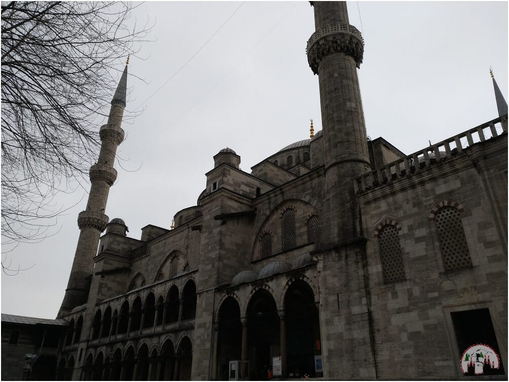Erst aus der Nähe wird die gigantische Größe der blauen Moschee wirklich sichtbar