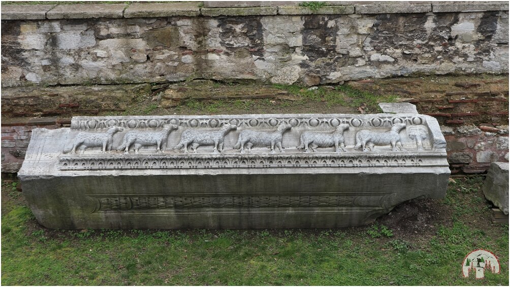 Beeindruckend verzierter Sarkophag im Innenhof der Hagia Sophia