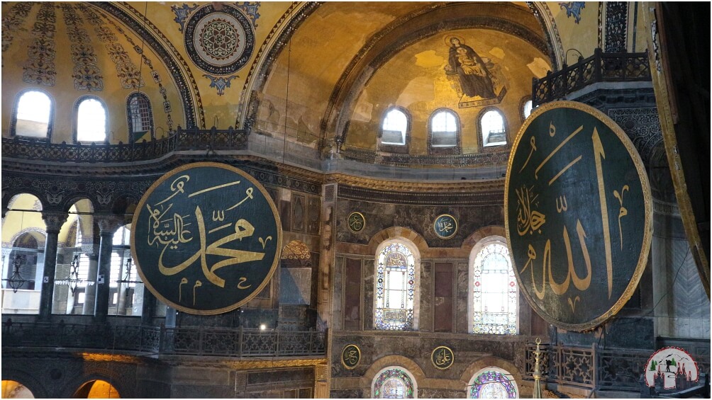 Die Rundschilde von Allah, dem Propheten Muhammad und einiger Kalifen in der Hagia Sophia