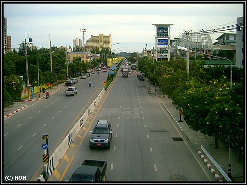 Highway 4 ... rechts im Hintergrund: Hua Hin Market Village