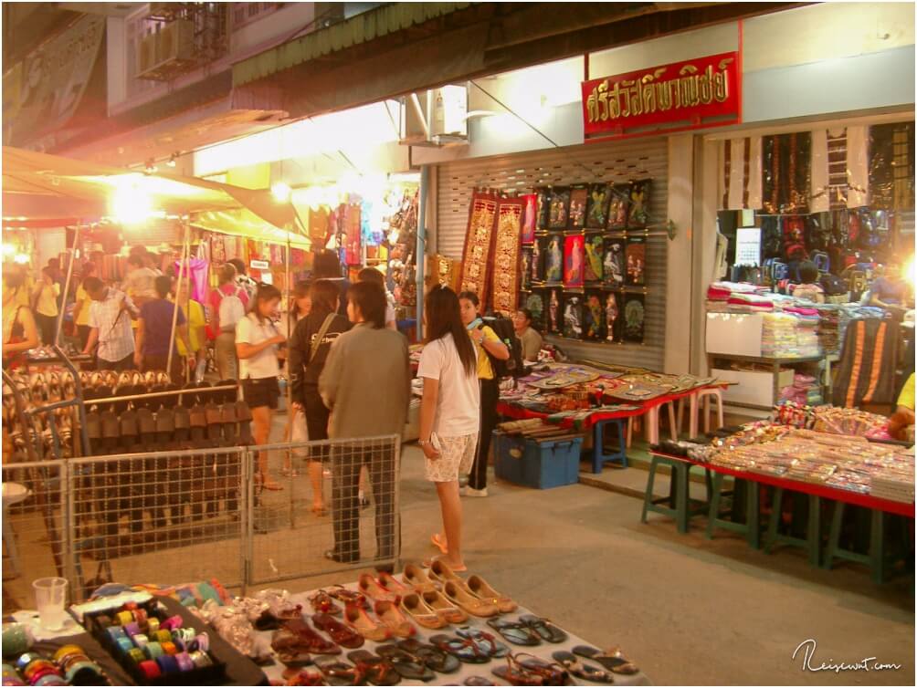 Gemütlich über den Nachtmarkt in Chiang Rai schlendern gehört irgendwie mit dazu