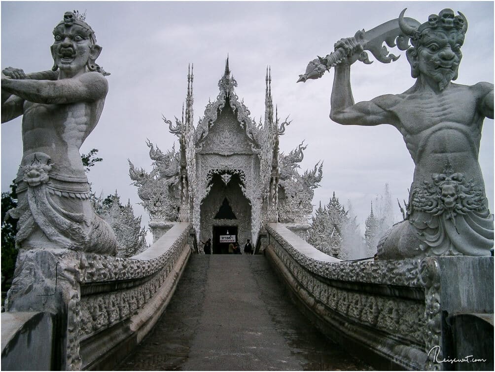 Der Eingang von Wat Rong Khun mutet fast wie aus einem Fantasyfilm an