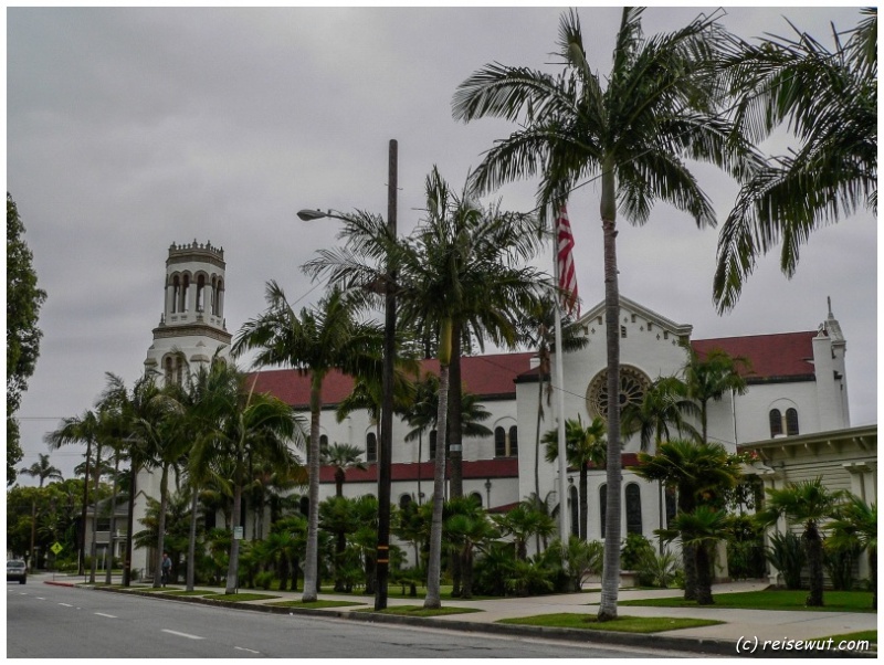 Mission Santa Barbara von der Straße aus gesehen