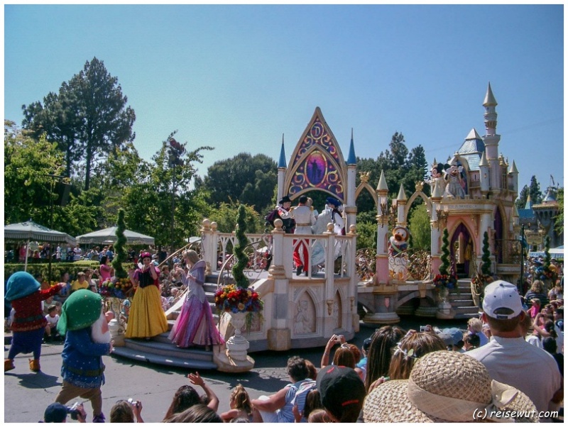 Die Disney-Parade am Nachmittag ist immer eines der Highlights bei einem Besuch