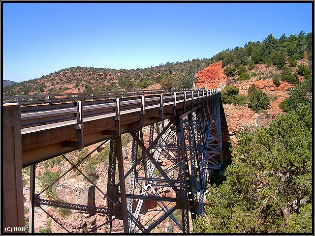 Brücke durch den Oak Creek Canyon