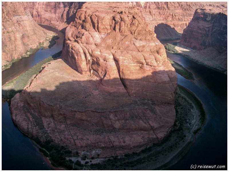 Der Horseshoe Bend liegt am frühen Morgen teilweise noch im Schatten