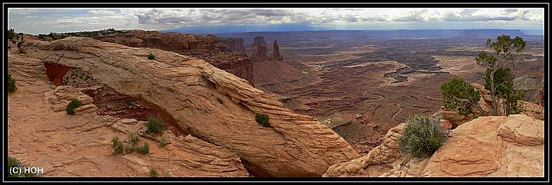 Der Mesa Arch von oben, die Aussicht dahinter ist einfach gigantisch