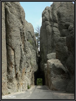 Einer der kleinen Tunnel im Custer SP